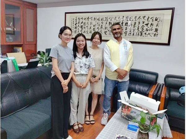 Los clientes visitan la fábrica de Zhenyu para hacer un seguimiento de los pedidos de máquinas